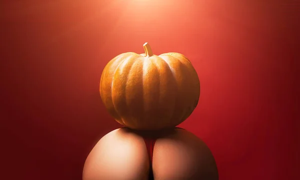 Halloween sexy Konzept. dicker Arsch für Sex-Feier. dicker Arsch in inniger Pose für Kamasutra. heilige sexy Party. Kürbis auf nackten dicken Arsch. Intime Punkt auf den Körper der Frau. Nachtleben und Party. — Stockfoto