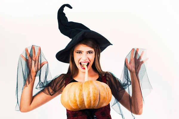 Mujer bella posando con calabaza y sombrero de Halloween. Chica modelo atractiva en disfraz de Halloween. Concepto Halloween . — Foto de Stock