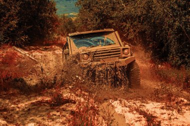 Dağlar manzara arasında Off road spor kamyon. Sefer offroader. 4x4 seyahat trekking. En iyi Off Road Araçlar. Ralli yarışı.