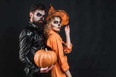 Retro Halloween çift romantizm. Cadılar Bayramı Partisi çifti. Cadılar Bayramı partisinde iki arkadaş.