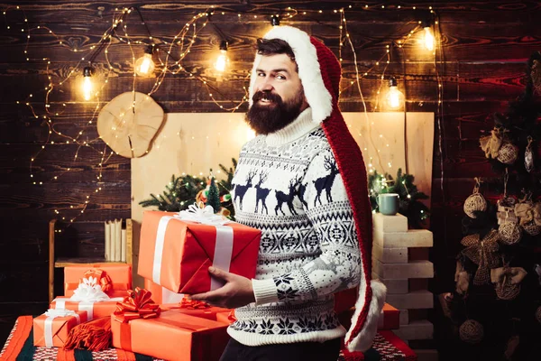 Moderne kerstman met baard in gebreide trui. Kerstviering. Gelukkig nieuwjaar. — Stockfoto