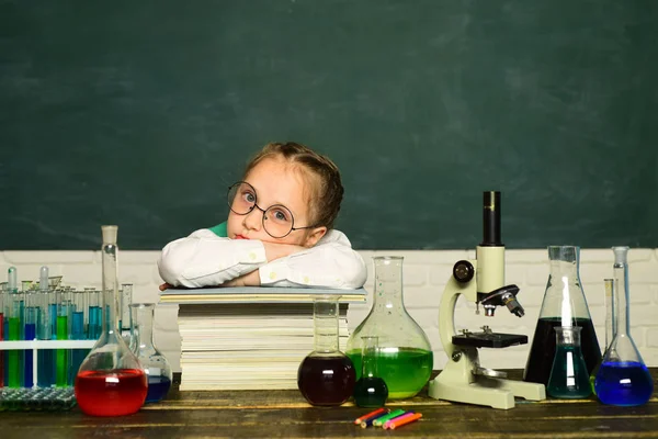 Wróć do szkoły. Szczęśliwy mały naukowiec podejmowania eksperyment z probówki. To był mały eksperyment chemiczny. — Zdjęcie stockowe
