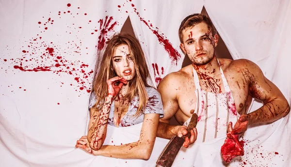 Maldita pareja. Mujer con sangre en la cara sosteniendo un cuchillo ensangrentado y carne. Asesino de chicas sexy. Festival de Halloween. Miedo y horror. Concepto de filete. Comida de carne. Chica tierna asesina. Maldita presa. Carne fresca —  Fotos de Stock