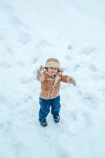 Winterkind glücklich. Menschen im Schnee. Winterkind glücklich. Menschen im Schnee. Frohe Winterzeit für Kinder. Netter Junge in Winterkleidung. Thema Weihnachten Feiertage Neujahr. — Stockfoto