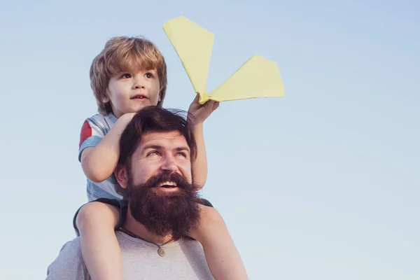 Bambino felice. Giorno dei padri - padre e figlio si abbracciano e si divertono insieme . — Foto Stock