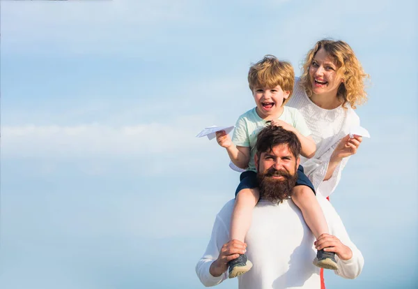 Libertà di sognare - gioioso ragazzo che gioca con i giocattoli aeroplano contro il cielo - effetto vintage. Felice padre dando spalla cavalcata sulle spalle. — Foto Stock