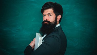 Öğretmenler zorluklar ve ilham. Öğretmenler günü - bilgi ve eğitim okulu kavramı. Dünya Öğretmenler Günü. Erkek Üniversite Öğrencisinin Kapalı Portresi.