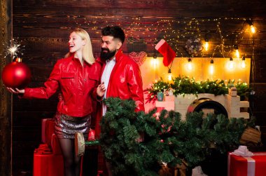 Noel bombası. Yaratıcı patlama. Komik surat yap. Güzel Bir Çift Noel Baba şapkası giymiş. Evde Noel Modern aile.