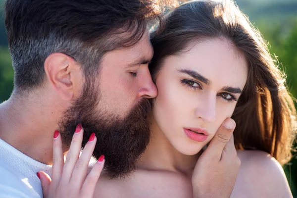 Intimität sinnliches Konzept. Verliebtes Paar. Romantik und Liebe. Passion Dating und Liebe. Verführungskonzept. Küssendes Paarporträt. Leidenschaftlicher Mann küsst sinnliche Frau. — Stockfoto