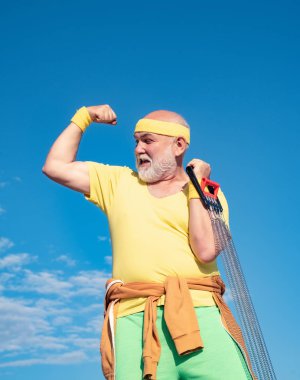Spor. Yaşlı erkek sportif yaşam tarzı zevk alıyor. Hareket halinde ol. Kıdemli spor adamı dışarıda spor yapıyor. Sağlıklı yaşam tarzı kavramı.