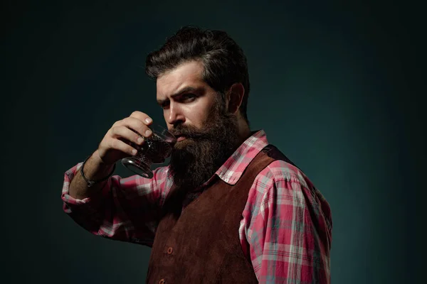 Homem barman segurando um copo de uísque. Degustação e prova . — Fotografia de Stock