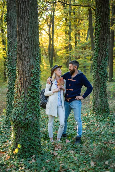 Jolie femme et bel homme marchant dans le parc et profitant de la belle nature automnale. Couple d'automne sur fond de nature d'automne. Passion sortir ensemble et amour. — Photo