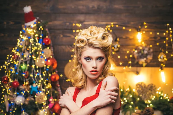 Zeer mooi blond meisje over kerstboom-close up portret. Retro vrouw met retro krullend haar in de buurt van de kerstboom. Kerstmis en Nieuwjaar vakantie. — Stockfoto