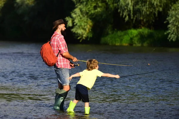 Baba ve Oğul balıkçılık - Aile Zaman Birlikte. Anglers. Kırsal kesimdeki anlarımızı seviyorum- zamanı hatırla. Baba oğlu ile nehirde balıkçılık balıkçılık balıkçılık zevk oltaları tutarak.