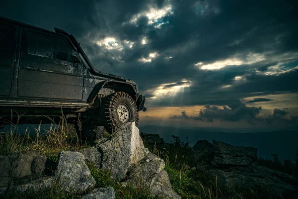 Extrémní silniční prohlídka v lese. Podvozek nákladního vozu na dobrodružné stezce stepní. Terénní džíp pro výpravy do vesnic na horské silnici. — Stock fotografie