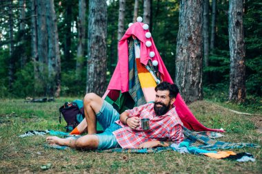 Aktif insanlar. Çadır oyna. Hovel dekore parti. Ev yapımı çadır - kulübe. Macera yolculuğu. Sabahgüzel güneş ışığı yakınında kamp ve çadır.