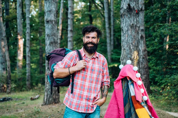Tenda fatta in casa Campeggio per l'uomo libero. Campeggio estivo e turismo naturalistico. Vai Ape Adventure. Uomo felice in estate . — Foto Stock