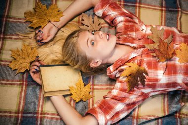 Bir mevsimlik giysiler içinde sonbaharda Kız whith altın yaprak. Leaf sonbaharı ile eğlenen mutlu genç kadın. Yaprak düşmesi. Sonbahar ruh hali ve hava sıcak ve güneşli ve yağmur mümkündür.