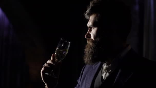 Imprenditore in abito elegante sembra ricco. Uomo barbuto o gentiluomo con viso sicuro tiene bicchiere di champagne. Stile di vita ricco, moda, ricchezza, concetto di celebrazione. Avvocato o politico con la barba. — Video Stock