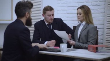 Birlikte çalışan üç iş arkadaşı bilgisayar projesi ekip çalışmasını, iş adamlarını kurumsal ekip iş arkadaşlarının işyerinde ciddi bir işbirliği içinde olduğunu, ofiste sorumlu konuşan çalışan grubunu tartışıyor.