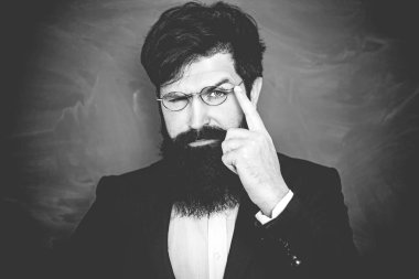 Öğretmenler Günü - bilgi ve eğitim okulu konsepti. Öğretmen üniversite sınavlarına hazırlanıyor. Öğretmenler meydan okuyor ve ilham veriyor.