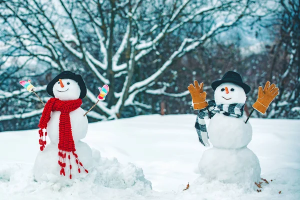 Des bonhommes de neige drôles. Scène hivernale avec bonhomme de neige sur fond de neige blanche. Je t'aime. Bon week-end ensemble . — Photo