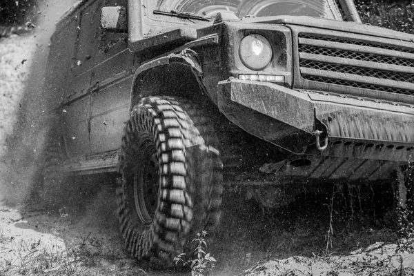 오프 로드 차량 나오는 진흙 구멍 위험. 하단 보기 큰 오프 로드 자동차 바퀴에 국가로 산을 배경으로 합니다. 산악도로에 오프 로드 여행. — 스톡 사진