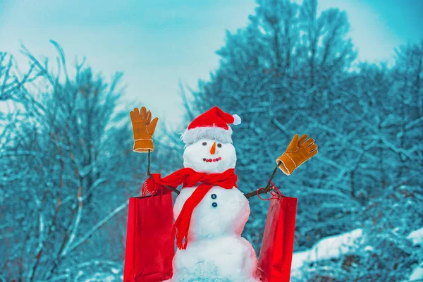 Mutlu Noeller ve Mutlu Yıllar. Noel Baba hediye hediyesi. Yeni yıl tebrik kartı. Komik kardan adamlar Noel hediyesi tutar. Satılık Kardan Adam.