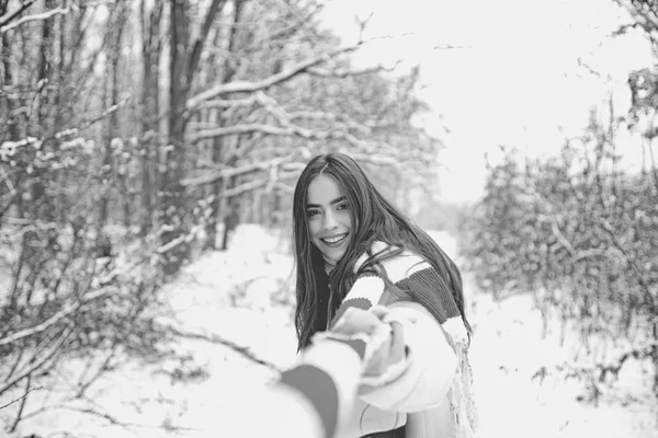 Lycklig vinter tjej. Porträtt av en vacker kvinna klädd en kappa. Modeller ha kul i Winter Park. — Stockfoto