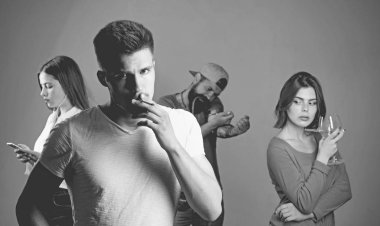 zararlı alışkanlıkları: sigara içme, alkol içme, cep telefonu bağımlılığı ve uyuşturucu bağımlısı. sakallı hipster ilaç kullanın. genç kız şarap içiyor. kadın web günlüğü online konsantre. adam duman. Kötü