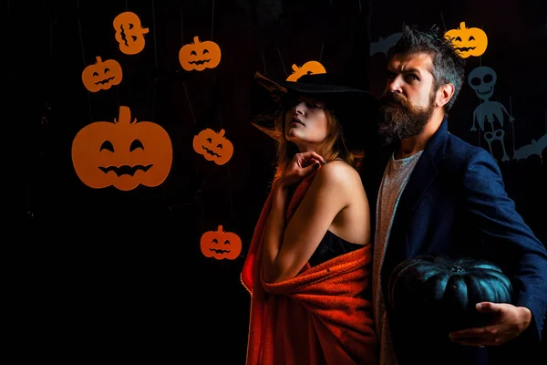 Buon Halloween coule. Concetto di vampiro strega sexy. Coppia sexy in costume di Halloween. Persone che indossano costumi di carnevale santificati . — Foto Stock