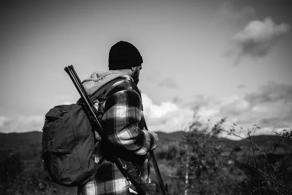 Hunter człowiek polowania. Nielegalny myśliwski Poacher w lesie. Hunter z pistoletu shotgun na polowanie. Amerykańskich karabinów myśliwskich. Karabin maszynowy. — Zdjęcie stockowe