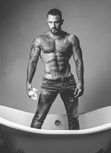 Hombre barbudo guapo. Musculoso atlético sexy macho con el torso desnudo. Hombre con cuerpo tatuado. Un hombre brutal, seguro y guapo. Salud de los hombres. Hermoso torso masculino . — Foto de Stock