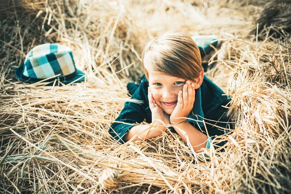 Selamat musim gugur hari yang cerah. Boy on a angin di sebuah desa musim gugur. Anak-anak musim gugur dengan suasana hati musim gugur. Musim gugur waktu untuk anak-anak penjualan Fashion . — Stok Foto