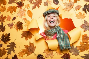 Mutlu sonbaharlar. Sonbahar günü sonbahar kıyafetleri giyen kız. Eğleniyor. Mutlu genç kadın sonbahar güneşli gün için hazırlanıyor. Yaprak düşmesi. Yakın çekim portre.