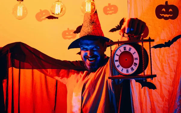 Happy Halloween. Time for horror. 31 october. Best ideas for Halloween. Bearded man with a clock utters a spell. Scary face man. — Stock Photo, Image