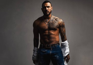 Yakışıklı sakallı adam. Testosteron ile fiziğinin iyileştirilmesi. Güçlü İspanyol adam testosteron dolu. Atletik latino adam kaslı vücut ve altı paketi abs gösteren, testosteron kavramı.