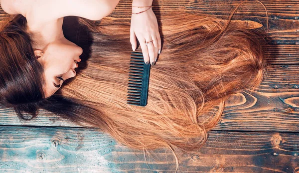 Cabelo perfeito. Cabelo longo morena loira. Fundo de madeira mulher perfeita. Beleza e cabelo de saúde perfeito. Modelo de beleza com pele perfeita e limpa e com bom cabelo. — Fotografia de Stock