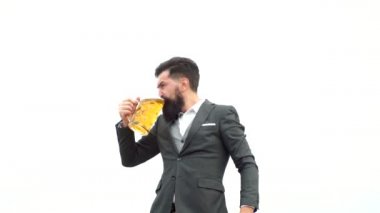 Biralı retro adam. Sakallı bir adam bir bardak bira tutar. Sakallı yakışıklı adam elinde bir bardak bira tutuyor. Zanaat bira kavramı.