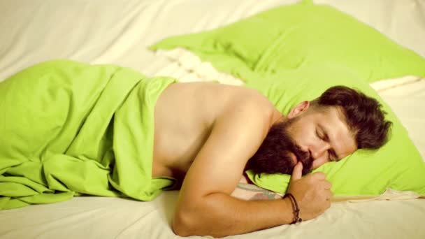 Hombre gracioso acostado en la cama y durmiendo. Atractivo loco sosteniendo en las manos almohada en la cama. Buenos días. . — Vídeos de Stock