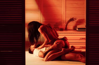 Yatakta seksi bir çift. İnsan cinsel aktivitesi. Gerçekten erkek cinsel elbiseli bir kızla seks yapıyor. Seksi gerçeklik. Gece Seksi Dirty Talk.