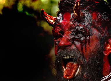 Cadılar Bayramı canavarı. Cadılar Bayramı canavarı gibi giyinmiş sakallı adam. Halloween sanat Kan cilt adam yüz portre - yakın.