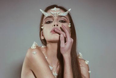 Cadılar Bayramı makyaj. Güzellik genç Cadı. Cadılar Bayramı kız partisi. Cadılar Bayramı Cadısı. Cadılar Bayramı makyaj yapıyor güzel kadın.