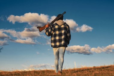 Avcılık öldürme ya da bindirme hayvan uygulamadır. Hunter avı av tüfeği silah ile.