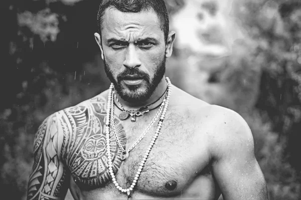 Brutal hombre guapo con cuerpo tatuado. Hombres tatuaje moda casual. Retrato de modelo masculino guapo brutal al aire libre. Musculoso atlético sexy macho con torso desnudo —  Fotos de Stock