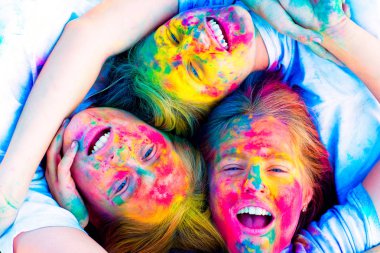 Birleşin. Çılgın hippi kızlar. Yaz havası. Mutlu gençlik partileri. İyimser. Bahar titreşimleri. Olumlu ve neşeli. Yaratıcı vücut sanatı olan çocuklar. Renkli neon boya makyajı. dostluk ve kardeşlik