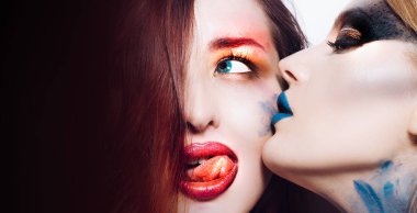 Kırmızı dudak ve set ağız - Halloween makyaj. Cadılar Bayramı lezbiyen çift öpücük dudakları. Öpüşme kadınların ağızları yakın çekim. İki güzel lezbiyen witj Halloween makyaj. Güzel kadın ağız ile makro kapatın