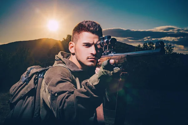 Gros plan snipers carbine à la chasse en plein air. Chasseur visé fusil dans la forêt. Chasseur avec fusil de chasse en chasse. Chasseur pendant la saison de chasse d'automne . — Photo