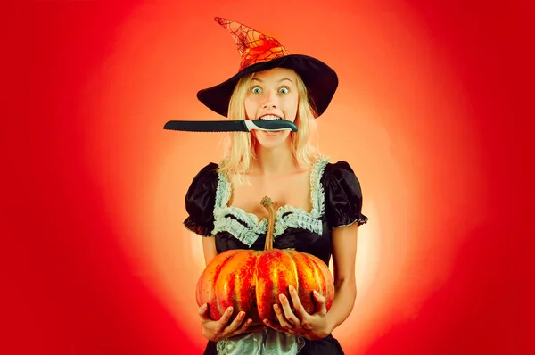 Banner ancho de Halloween con ama de llaves. Ama de casa rubia con juego de piel y posando. Mujer sorprendida con sombrero de brujas y vestido corto. Locos divirtiéndose . —  Fotos de Stock