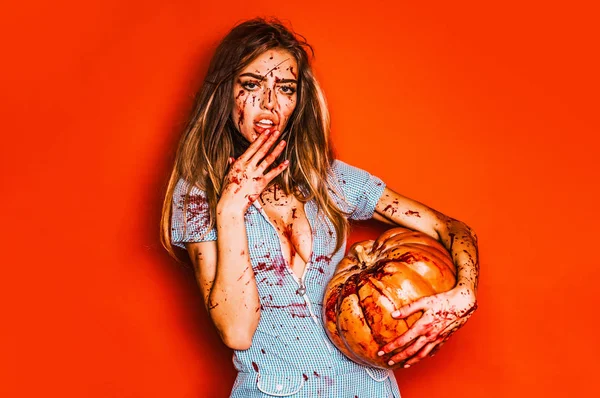 Krásná mladá žena jako sexy upír - halloween koncept. Hrozné krvavé zombie dívka s dýní. Žena s rudou krví a s blond vlasy. — Stock fotografie